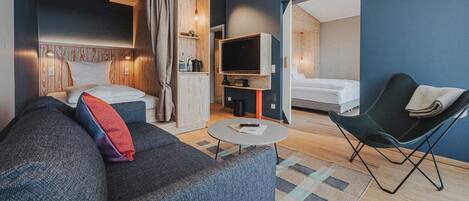 Chambre triple classique | Aire de séjour | Téléviseur