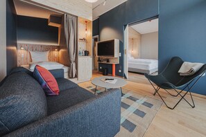 Habitación triple básica | Zona de estar | Una televisión