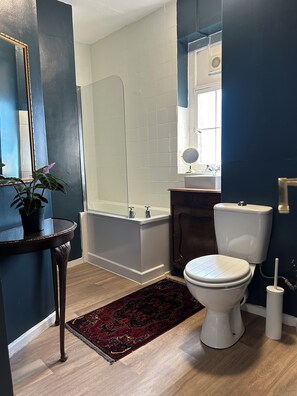 Hårtork, handdukar, tvål och toalettpapper