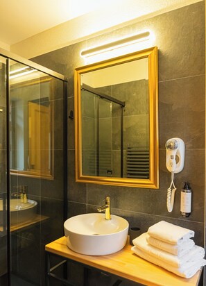 Economy Double Room | Bathroom - Epic Rooms (Brasov)