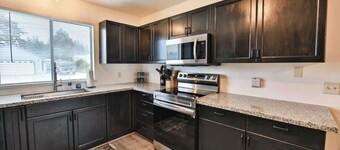 Coastal & Redwood Bungalow! 1 mile from the ocean, minutes from redwoods!
