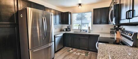 Frigorífico, microondas, horno y placa de cocina