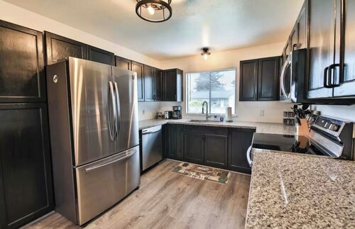 Coastal & Redwood Bungalow! 1 mile from the ocean, minutes from redwoods!