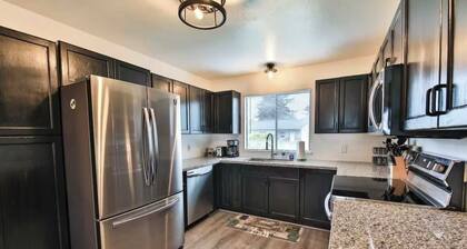 Coastal & Redwood Bungalow! 1 mile from the ocean, minutes from redwoods!