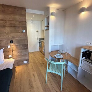 Silitysrauta/-lauta, Wi-Fi, vuodevaatteet