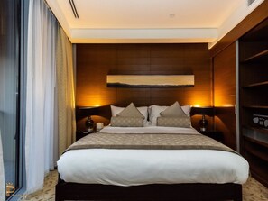 3 habitaciones, escritorio y tabla de planchar con plancha 