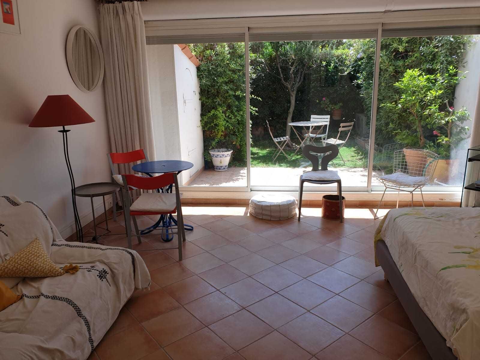 Tabla de planchar con plancha, wifi y ropa de cama 