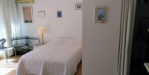 Iron/ironing board, WiFi, bed sheets