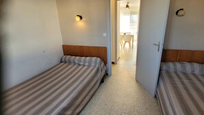 Unclassified image, 3 of 9, button - T3 with balcony near the beach (Port-la-Nouvelle)