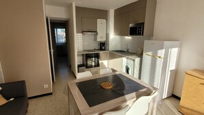 Unclassified image, 5 of 9, button - T3 with balcony near the beach (Port-la-Nouvelle)