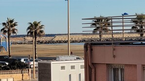 Unclassified image, 2 of 9, button - T3 with balcony near the beach (Port-la-Nouvelle)