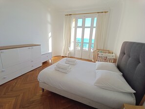 2 bedrooms, iron/ironing board, WiFi