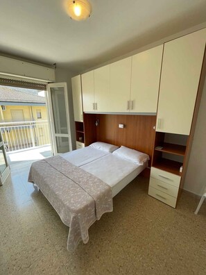 2 bedrooms, WiFi - Holiday apartment with internet and balcony (Bibione)