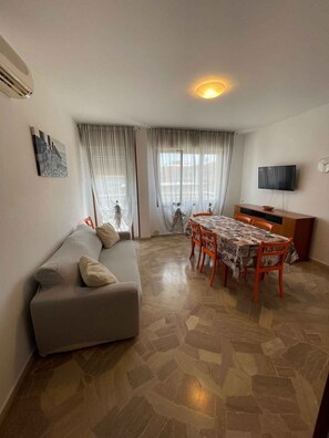TV - Holiday apartment with internet and balcony (Bibione)