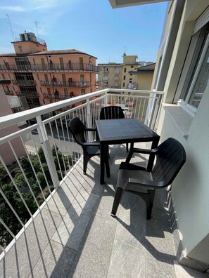 Outdoor dining - Holiday apartment with internet and balcony (Bibione)