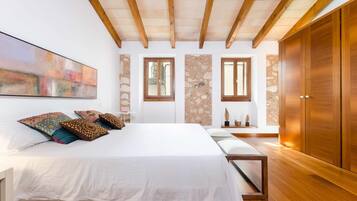 Departamento | 3 habitaciones, muebles diferentes y tabla de planchar con plancha