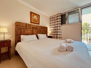 1 chambre, fer et planche à repasser