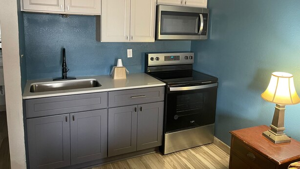 King Studio with Kitchenette, Non-Smoking | Private kitchen - Brookwood Inn (Charlotte)