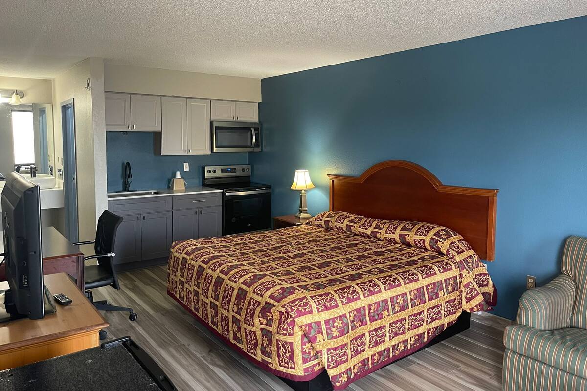 King Studio with Kitchenette, Non-Smoking | WiFi (free)