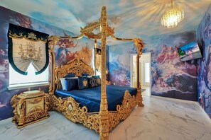 10 Schlafzimmer, Schreibtisch, Bügeleisen/Bügelbrett, Reisekinderbett