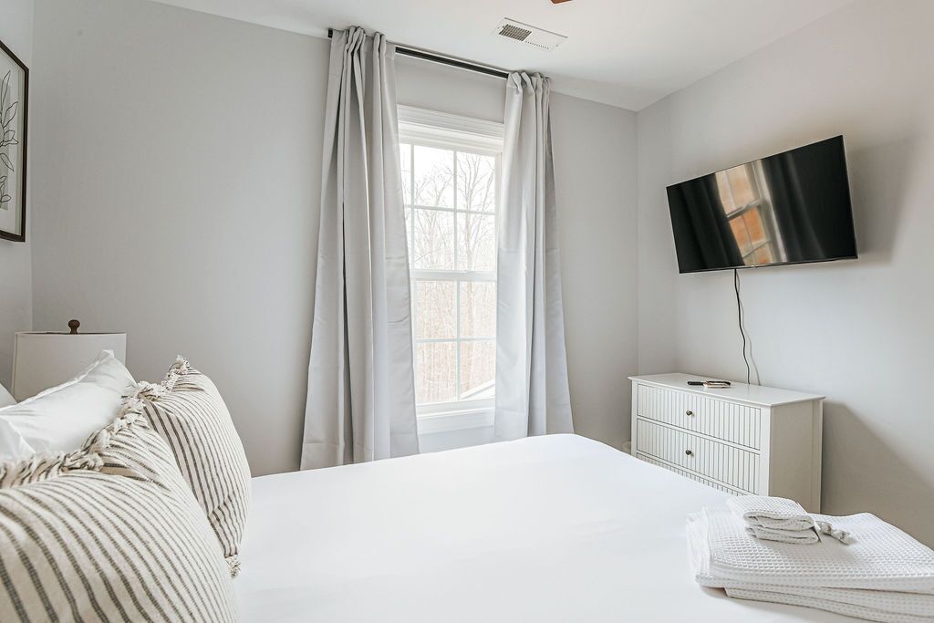 4 bedrooms, iron/ironing board, WiFi (free), bed sheets