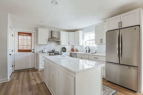 Faber Farmhouse: Hot Tub Near & Wineries/Breweries