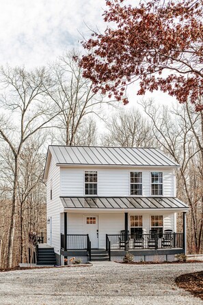 Outdoor - Faber Farmhouse: Hot Tub Near & Wineries/Breweries (Faber)