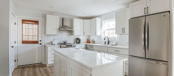 Faber Farmhouse: Hot Tub Near & Wineries/Breweries