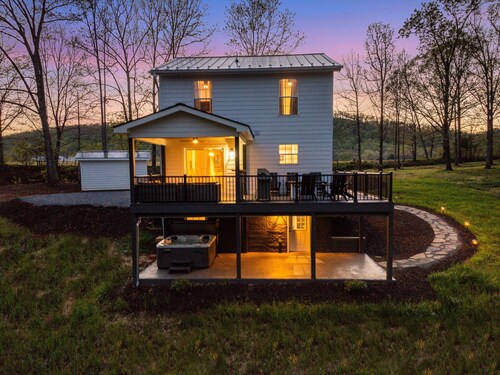 Faber Farmhouse: Hot Tub Near & Wineries/Breweries