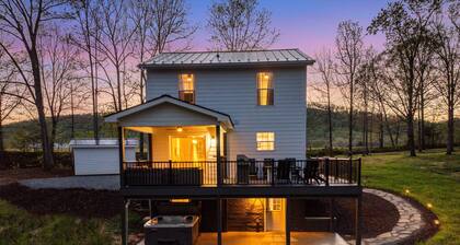 Faber Farmhouse: Hot Tub Near & Wineries/Breweries
