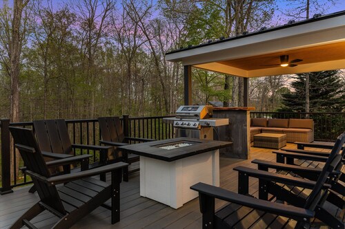 Faber Farmhouse: Hot Tub Near & Wineries/Breweries