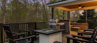 Faber Farmhouse: Hot Tub Near & Wineries/Breweries
