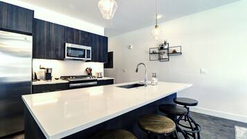 Frigorífico, microondas, horno y placa de cocina