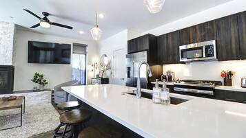 Frigorífico, microondas, horno y placa de cocina