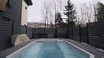 Bañera de hidromasaje al aire libre