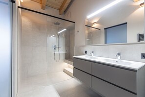 Appartement | Badkamer | Een haardroger