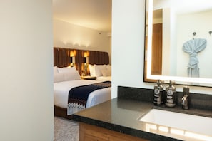 Double Room, 2 Queen Beds (Creekside)