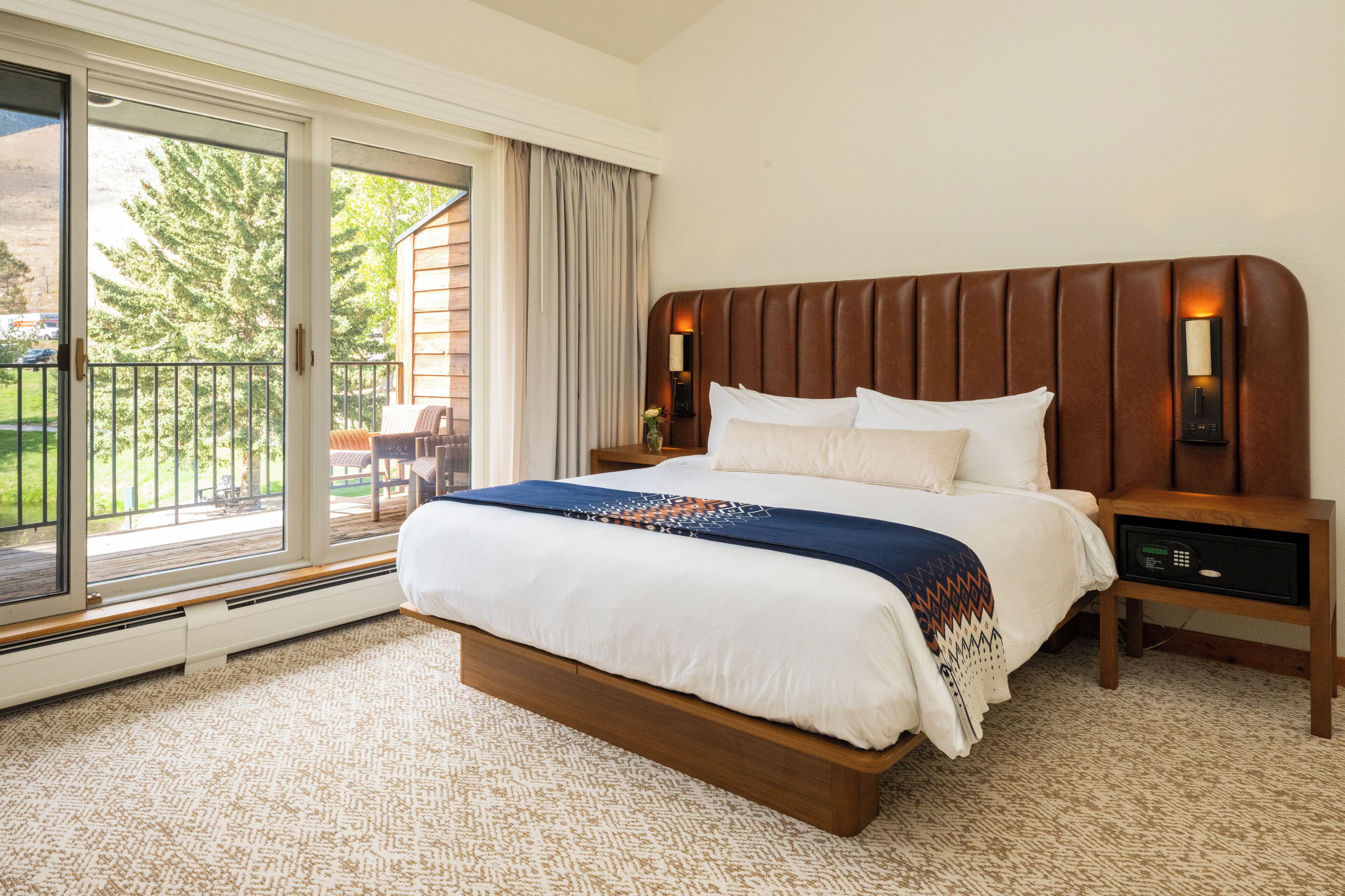 Room, 1 King Bed, Mobility Accessible (Lodge) | In-room safe, iron/ironing board, free cribs/infant beds, free WiFi