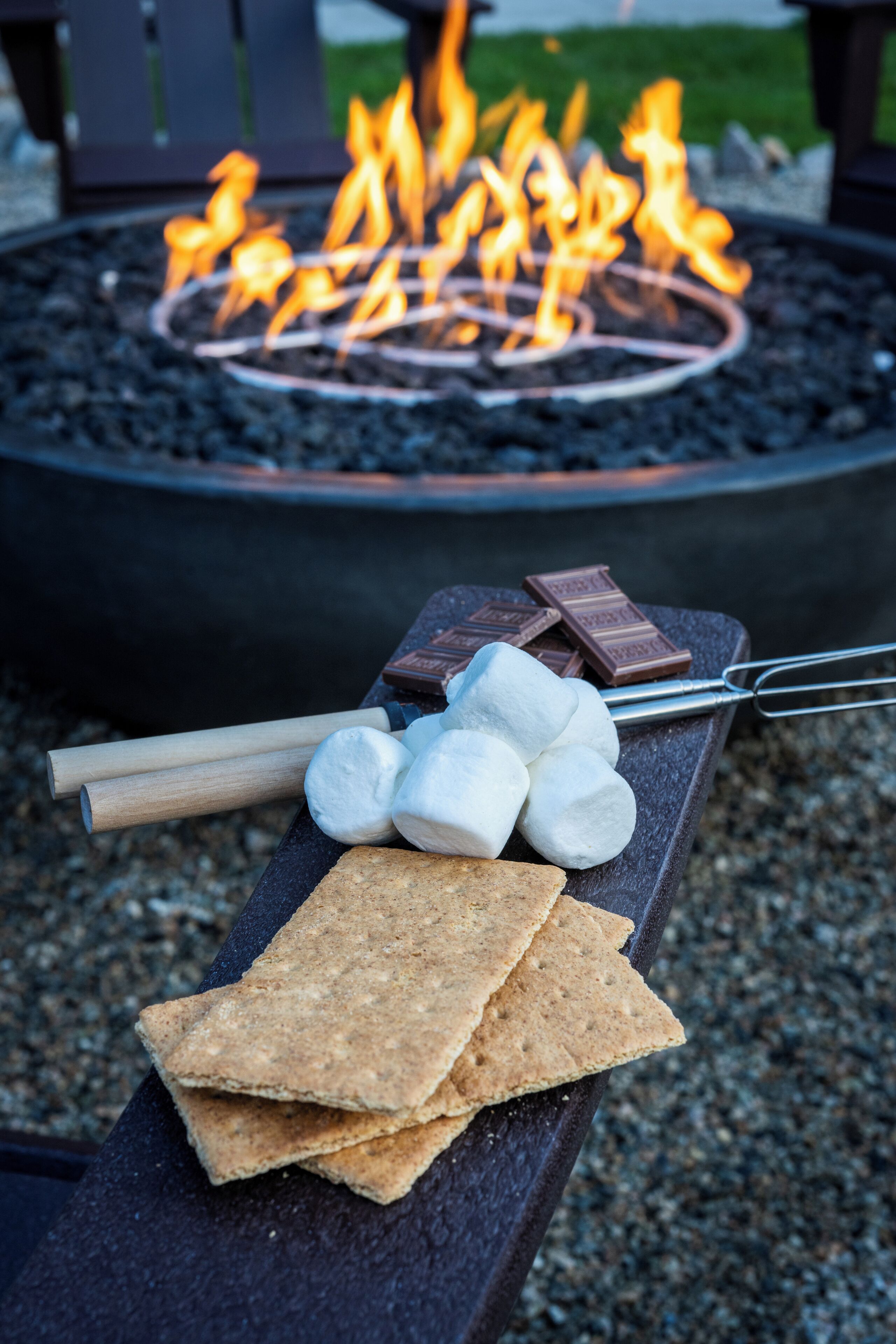 Una fogata con malvaviscos, chocolate y galletas.