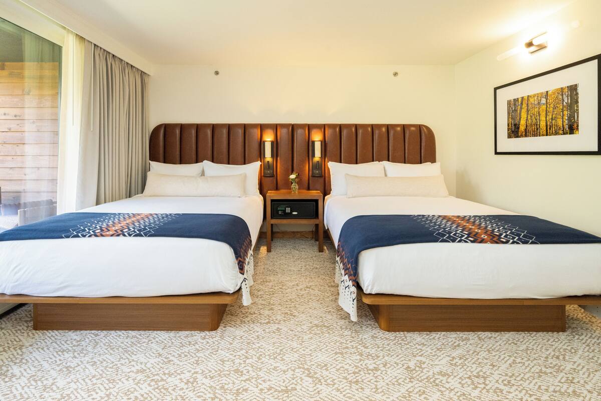 Dobbeltrom, 2 queensize-senger, tilpasset bevegelseshemmede | Safe på rommet, strykejern/-brett og barnesenger (inkludert)