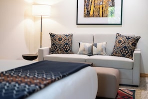 Room, 1 King Bed (Creekside) | Living area