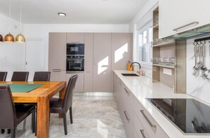 Kühlschrank, Ofen, Herdplatte, Geschirrspüler