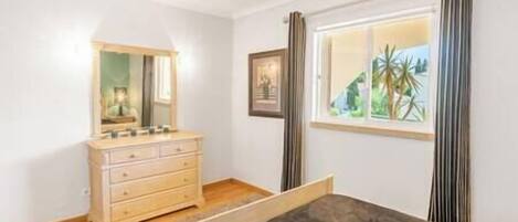 1 chambre, fer et planche à repasser, lit parapluie, Wi-Fi