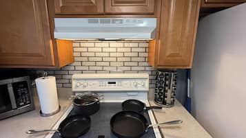 Kjøleskap, mikrobølgeovn, ovn og kokeplater