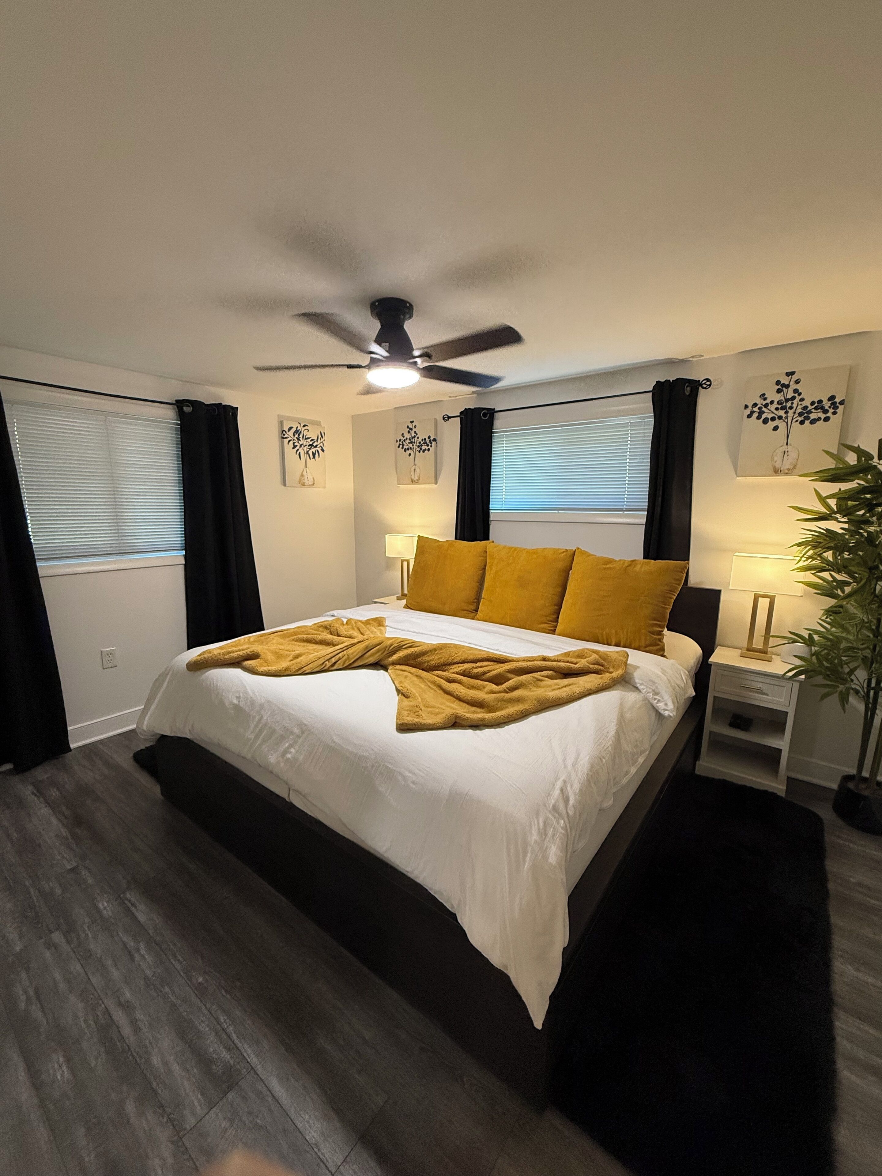 1 habitación, escritorio, tabla de planchar con plancha y cuna de viaje 