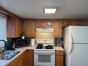 Refrigerador, microondas, horno y parrilla de estufa 