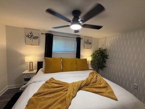 1 Schlafzimmer, Schreibtisch, Bügeleisen/Bügelbrett, Reisekinderbett