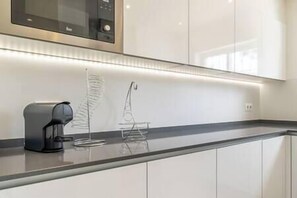 Fridge, microwave, oven, stovetop - Villa Vilamoura: Nature, Green, Golf and Pool (Quarteira)