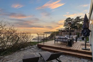 Terrace/patio - Experience the Pinnacle of Coastal Living at Harbour House (Half Moon Bay)