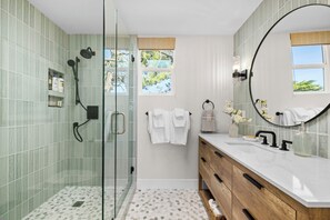 Dusche, Haartrockner, Handtücher
